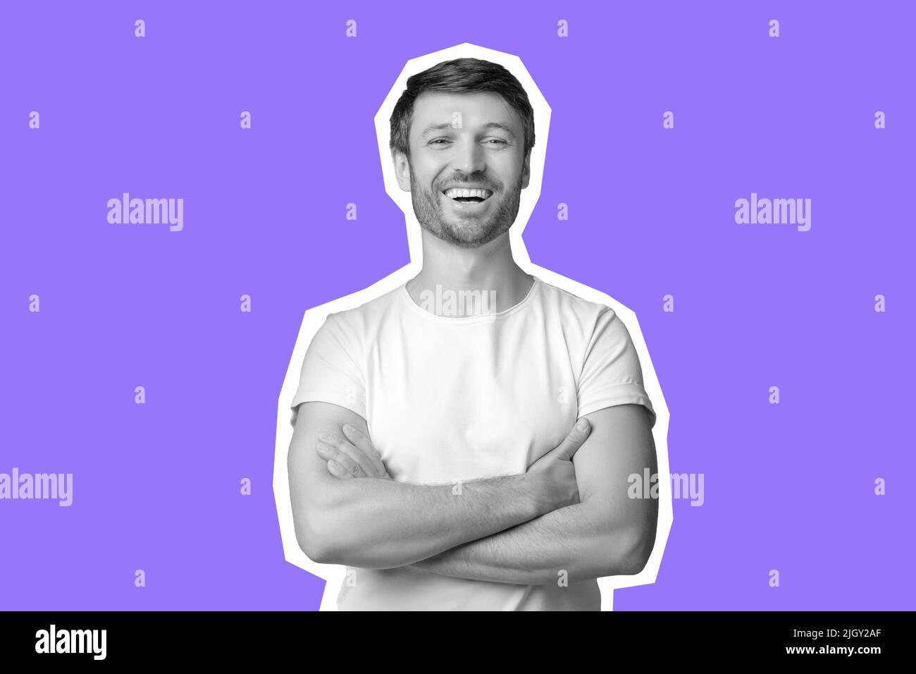 Joyeux homme d'âge moyen riant sur le violet, collage Banque D'Images