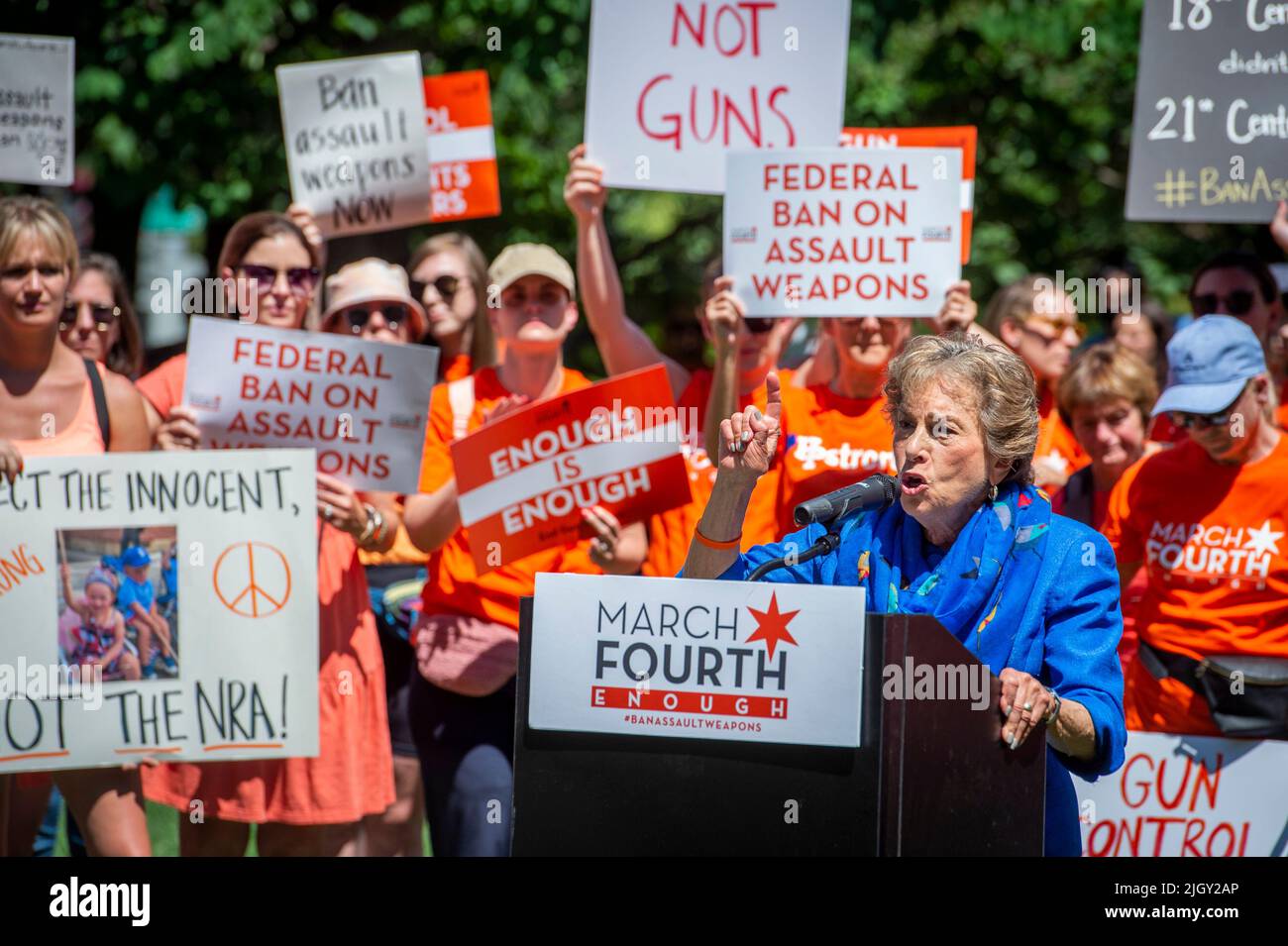 Washington, DC, 13 juillet 2022. Le représentant des États-Unis Jan Schakowsky (démocrate de l'Illinois) fait des remarques lors du quatrième rassemblement de mars près du Capitole des États-Unis, appelant à des contrôles universels des armes à feu et à une interdiction des armes d'assaut à Washington, DC, mercredi, 13 juillet 2022. Crédit : Rod Lamkey/CNP/MediaPunch Banque D'Images