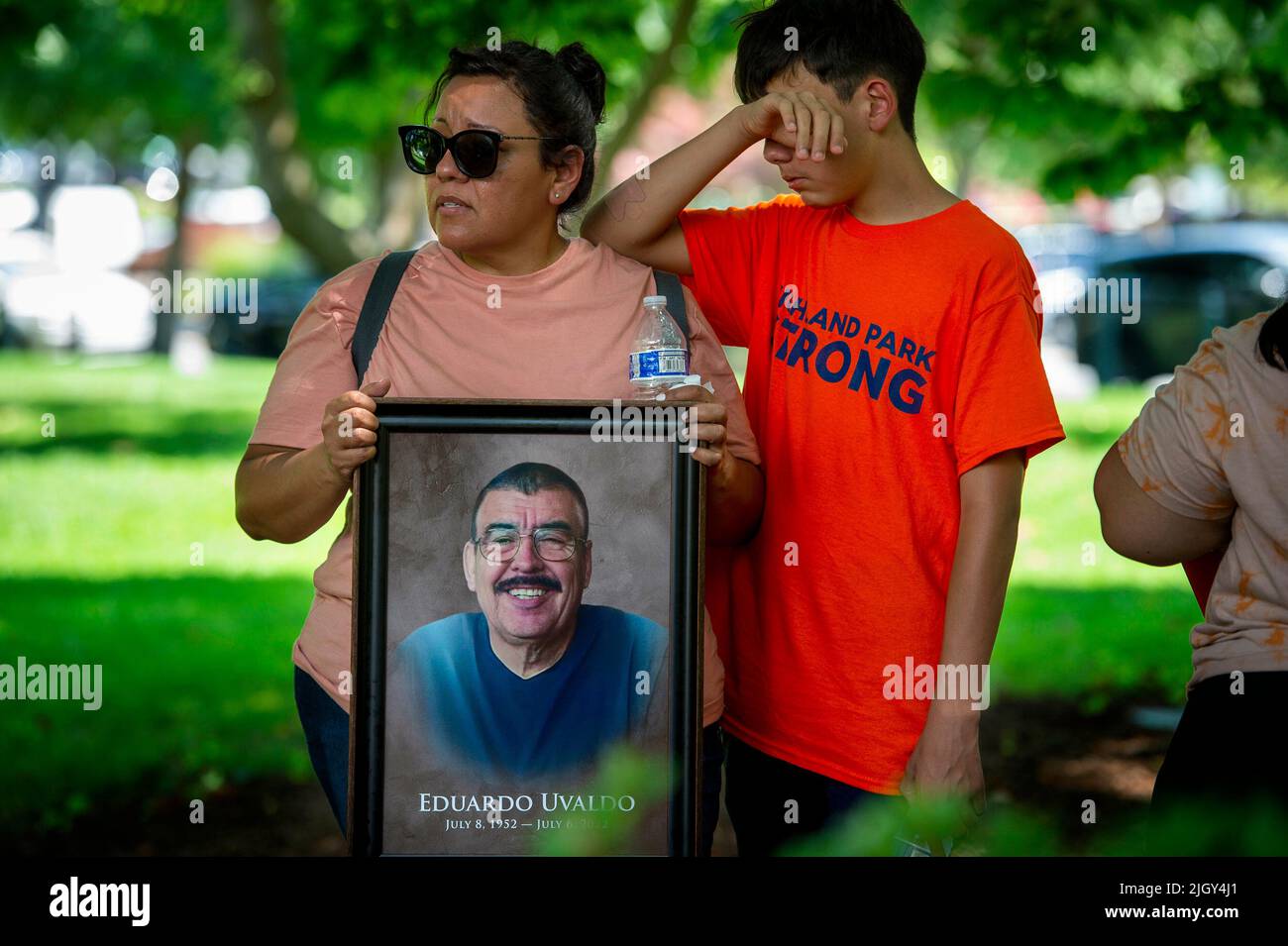 Nubia Hogan, à gauche, et son fils Brian Hogan, 13 ans, se tiennent à l'ombre d'un arbre, avec 