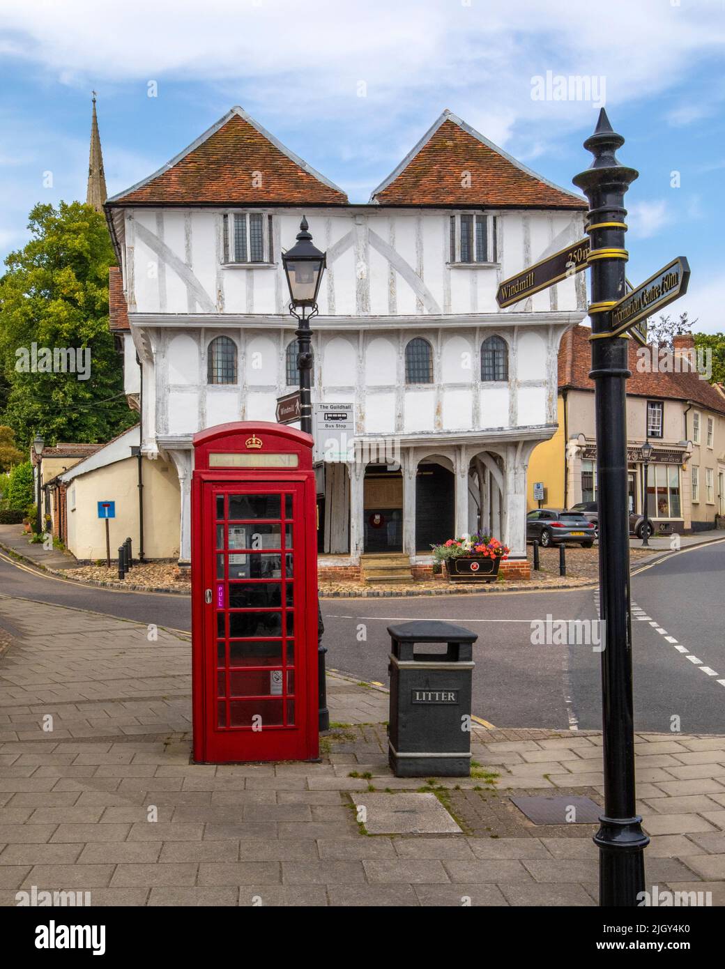 Essex, Royaume-Uni - 6 septembre 2021 : une vue sur l'historique Guildhall de Thaxted, dans la ville pittoresque de Thaxted, dans l'Essex, Royaume-Uni. La flèche de Paris Thaxted Banque D'Images