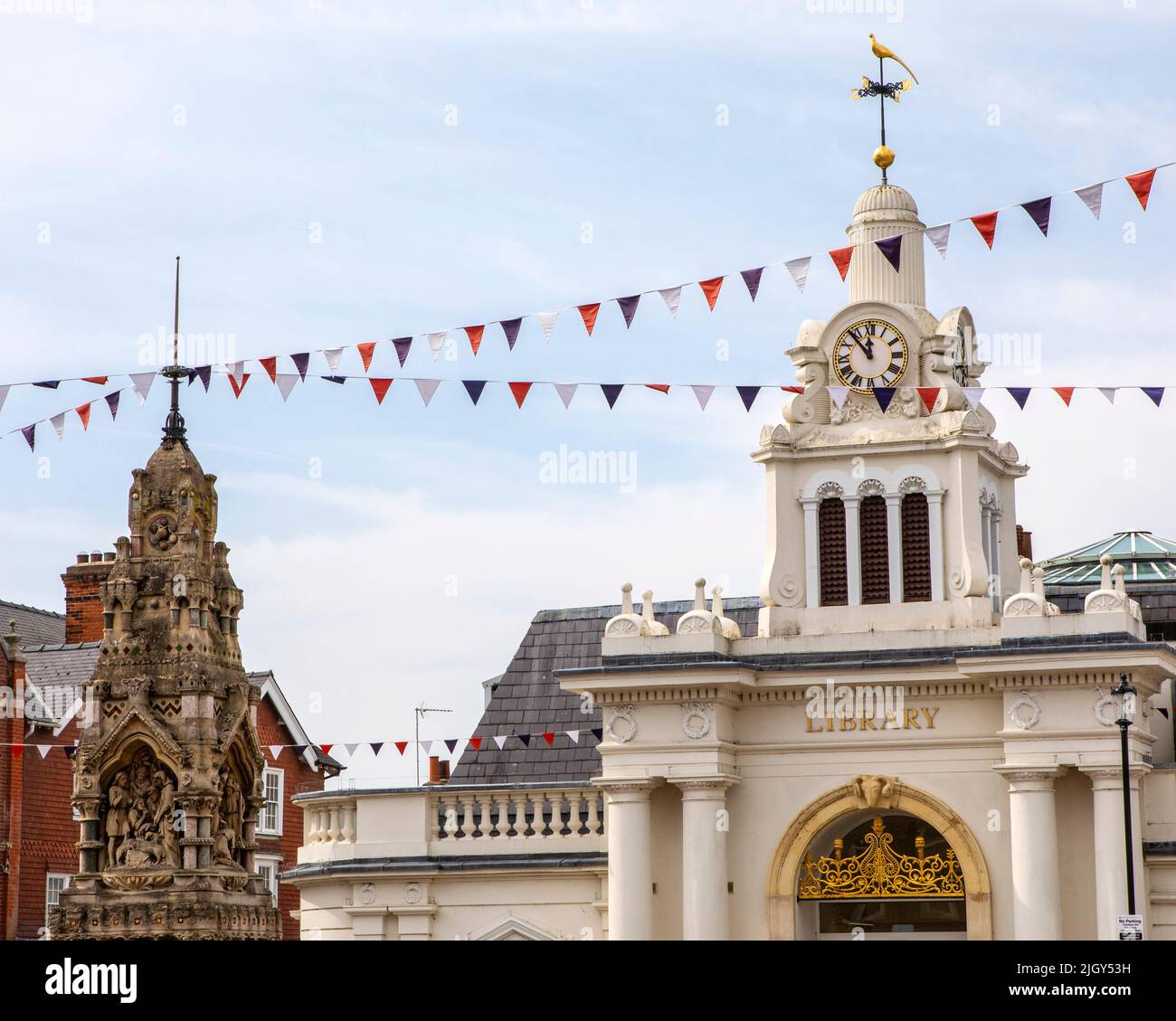 Essex, Royaume-Uni - 6 septembre 2021 : vue sur la bibliothèque et la Croix du marché dans la belle ville de Saffron Walden, Essex, Royaume-Uni. Banque D'Images