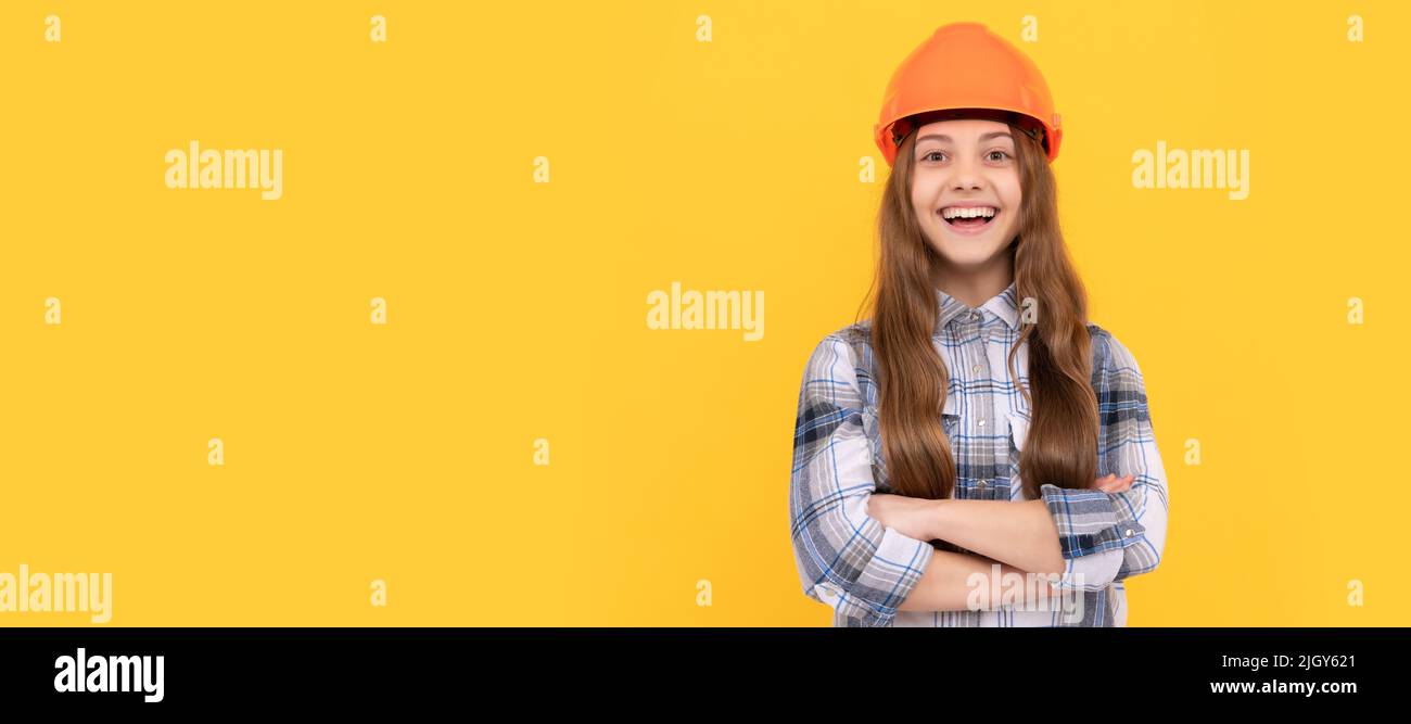 beau sourire. concept de construction. happy child worker porter un casque. Enfant en forme d'affiche horizontale de casque de chantier. En-tête de bannière, espace de copie. Banque D'Images
