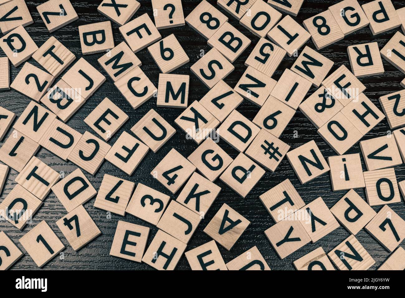 Carreaux en bois avec lettres et caractères latins, fond noir Banque D'Images
