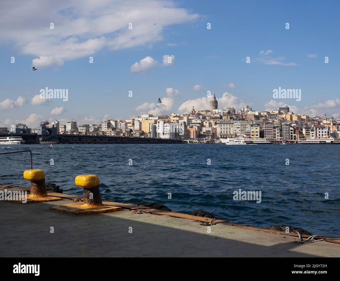 Vue sur Karakoy, la Tour de Galata et la Corne d'Or depuis la côte d'Eminonu à Istanbul, Turquie Banque D'Images