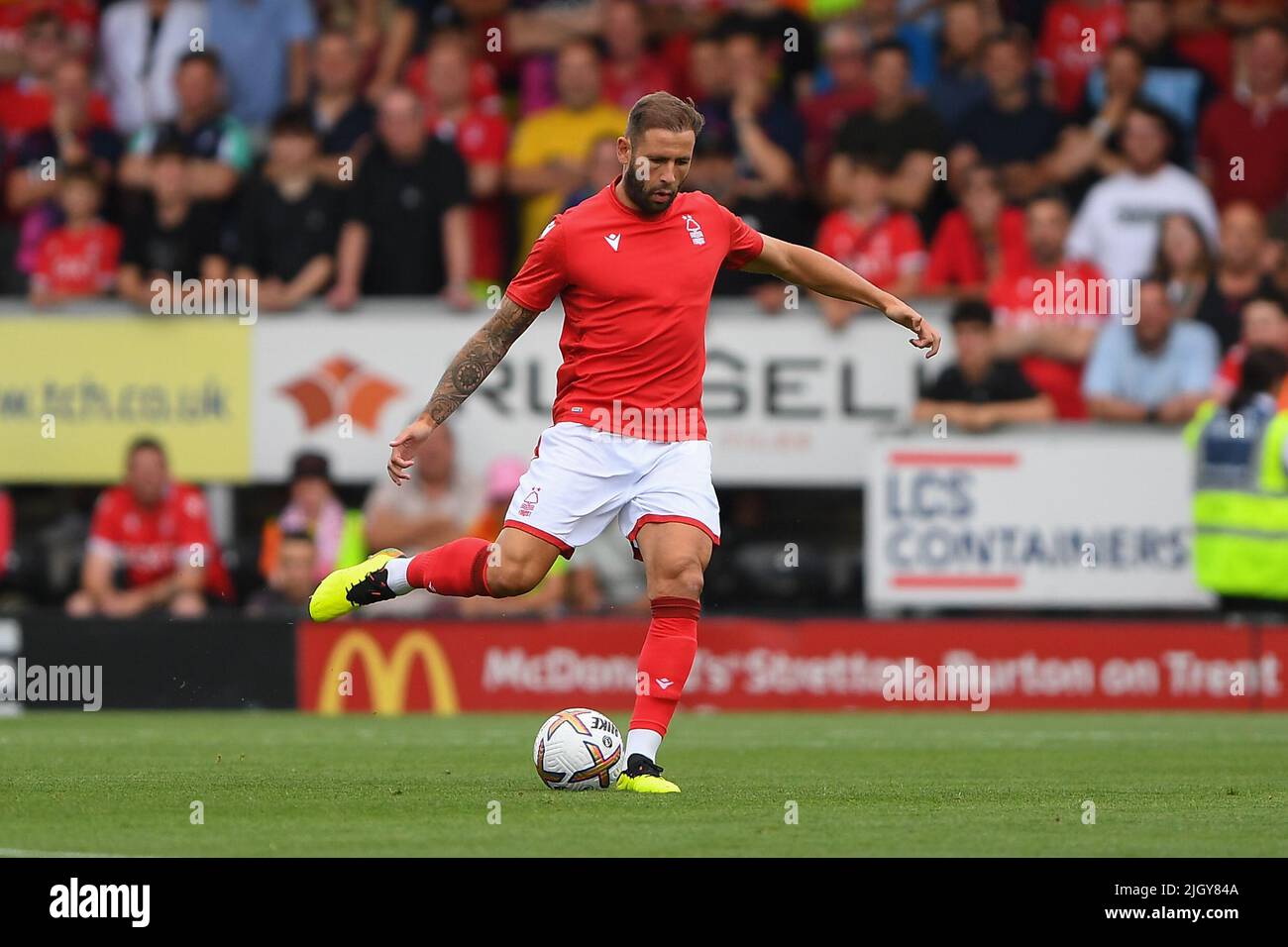 Steve Cook, de la forêt de Nottingham, en action lors du match amical d'avant-saison entre Burton Albion et la forêt de Nottingham au stade Pirelli, Burton Upon Trent, le mardi 12th juillet 2022. (Credit: Jon Hobley | MI News) Credit: MI News & Sport /Alay Live News Banque D'Images