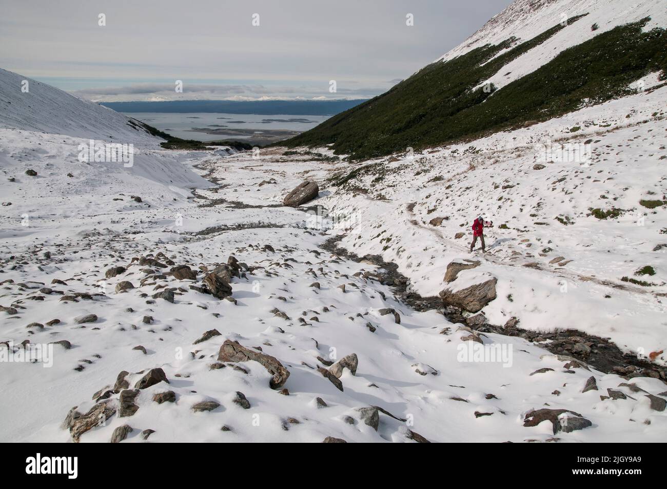 Un groupe de randonneurs grimpant sur une montagne enneigée à Martial Glazier, Ushuaia, Tierra del Fuego, Argentine Banque D'Images