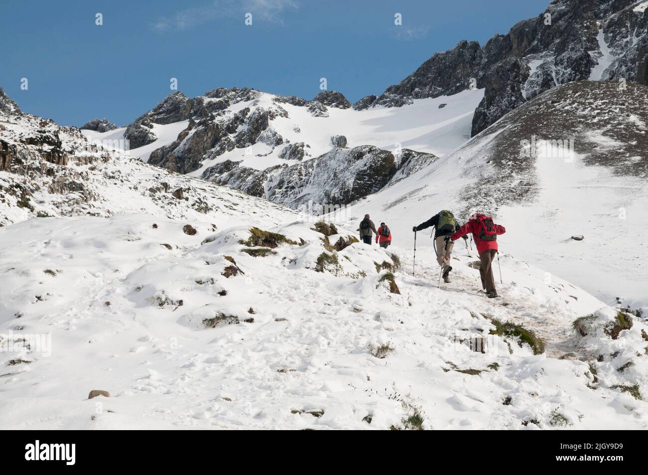 Un groupe de randonneurs grimpant sur une montagne enneigée à Martial Glazier, Ushuaia, Tierra del Fuego, Argentine Banque D'Images