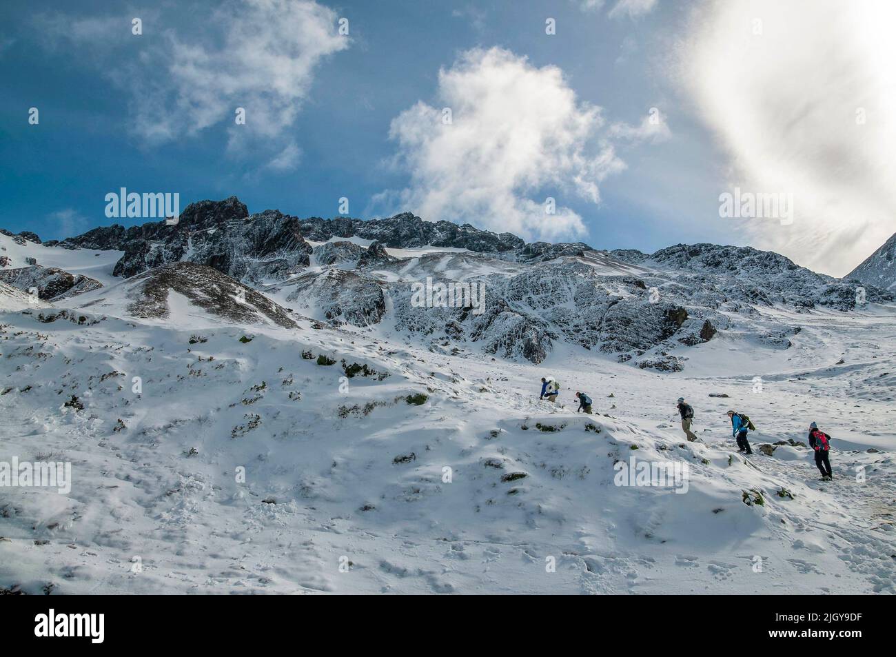 Un groupe de randonneurs grimpant sur une montagne enneigée à Martial Glazier, Ushuaia, Tierra del Fuego, Argentine Banque D'Images
