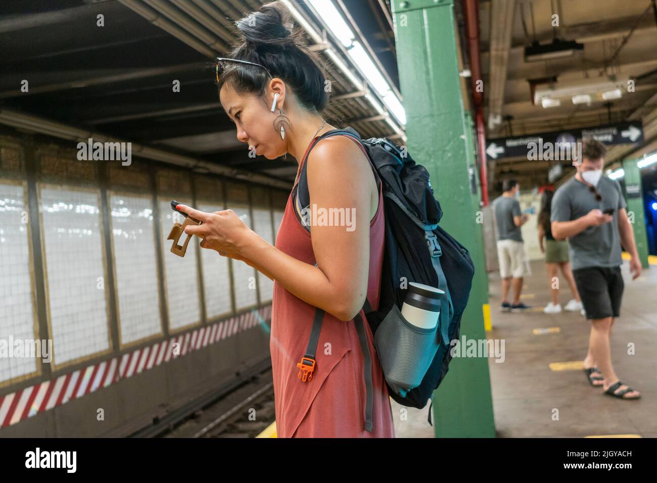 Distrait le voyageur de métro dans la station Bedford Avenue à Williamsburg à Brooklyn à New York le samedi, 9 juillet 2022. (© Richard B. Levine) Banque D'Images