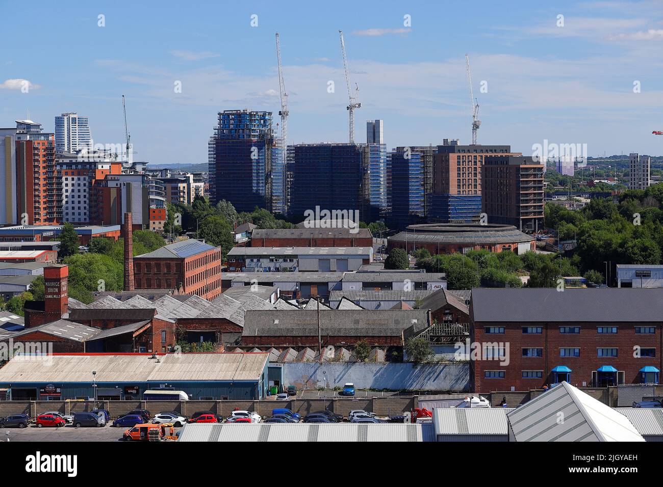 Vue sur un domaine industriel sur Canal Road vers Monk Bridge appartements actuellement en construction à Leeds. Banque D'Images