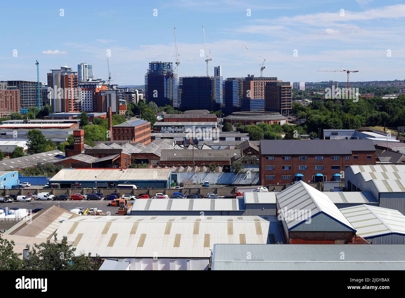 Vue sur un domaine industriel sur Canal Road vers Monk Bridge appartements actuellement en construction à Leeds. Banque D'Images