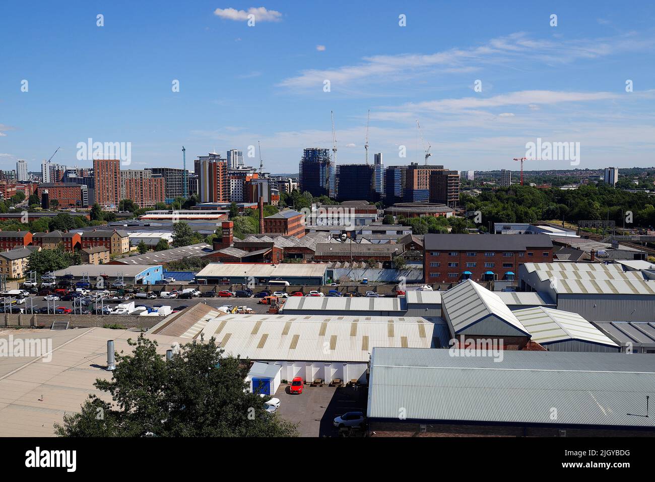 Vue sur un domaine industriel sur Canal Road vers Monk Bridge appartements actuellement en construction à Leeds. Banque D'Images