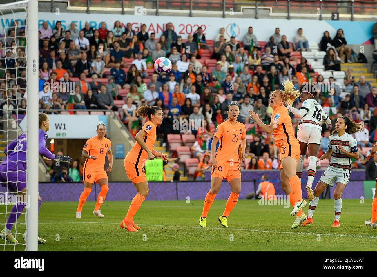 Wigan, Angleterre : 13/07/2022, 13th juillet 2022, Leigh Sports Village, Wigan, Angleterre: Football international européen féminin, pays-Bas contre Portugal: Diana Silva du Portugal a obtenu un score avec un en-tête dans la 47th minute pour faire 2-2 Banque D'Images