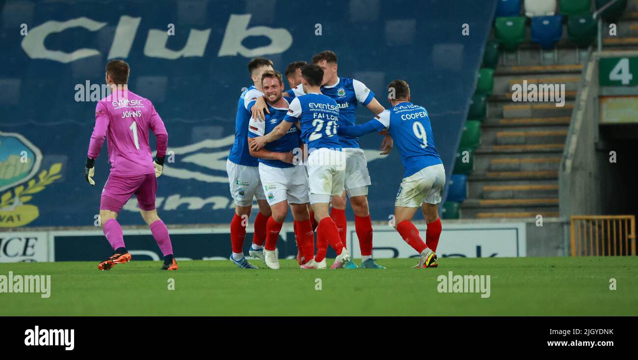 Windsor Park, Belfast, Irlande du Nord, Royaume-Uni. 13 juillet 2022. Première partie de qualification de la Ligue des champions de l'UEFA (deuxième partie) – Linfield contre TNS. Action du match de ce soir au parc Windsor (Linfield en bleu). Wonder Strike de Jamie Mulgrew (22) envoie le jeu dans extra-time.Credit: CAZIMB/Alamy Live News. Banque D'Images