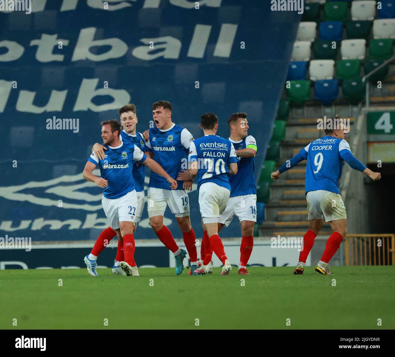 Windsor Park, Belfast, Irlande du Nord, Royaume-Uni. 13 juillet 2022. Première partie de qualification de la Ligue des champions de l'UEFA (deuxième partie) – Linfield contre TNS. Action du match de ce soir au parc Windsor (Linfield en bleu). Wonder Strike de Jamie Mulgrew (22) envoie le jeu dans extra-time.Credit: CAZIMB/Alamy Live News. Banque D'Images