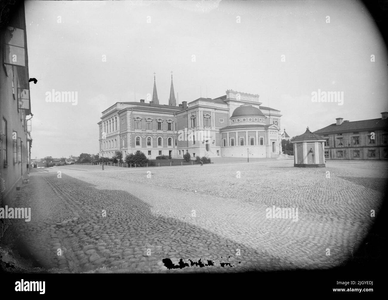La maison universitaire d'Uppsala en juillet 1890, à l'arrière, vers Övre Slottsgatan. En premier plan St. Olofsgatan. La maison universitaire à Uppsala en juillet 1890, le dos, vers le haut Slottsgatan. Au premier plan de St. Olofsgatan. Banque D'Images