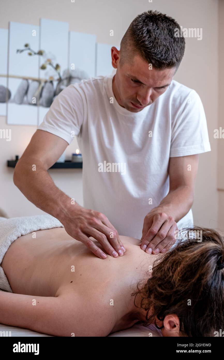 Thérapeute professionnel offrant un massage traditionnel thaïlandais relaxant du dos. Technique de massage des tissus profonds, acupression avec les doigts. Banque D'Images