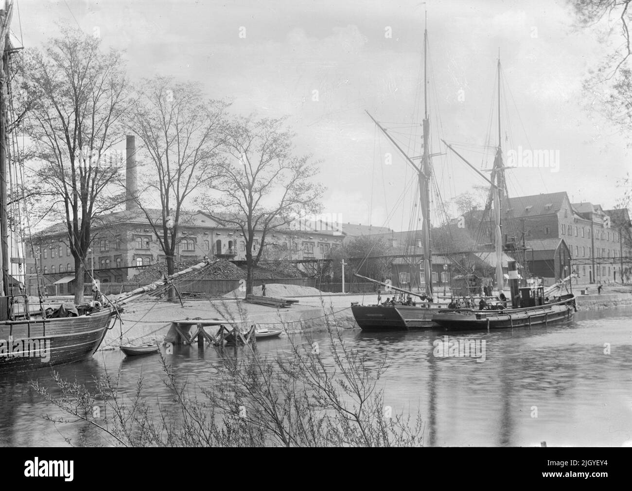 Le port et Udsala Ångqvarns AB avec l'usine de levure à droite, Östra Ågatan, le quartier de Kungvaren, Kungsängen, Uppsala après 1902. Arkitekt: ekholm, c a Banque D'Images