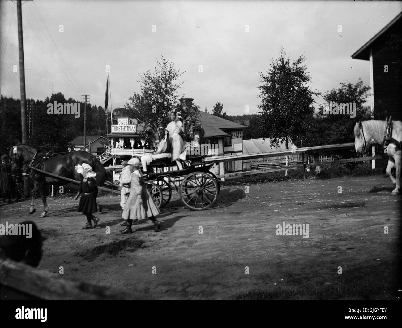 Le cheval Droca devant le café Turisthyddan. La collection d'images de Josef Ärnström a été acquise par le Musée Upplands 2011.Josef Ärnström est né en 1887 à Keps, paroisse de Hållnäs, Uppland. Il est marié à Nora Selldin, né à Timrå, Medelpad. Josef et son épouse Nora ont tous deux pris leurs diplômes vers 1910 au séminaire de l'enseignant à Uppsala. À Medelpad, le couple a reçu ses premiers services d'enseignant à l'école de Berge en tant que jeunes mariés vers 1910-12. Le déménagement s'est ensuite déplacé en Laponie où Josef a été employé à Toulleuvaara entre 1913 et 18. Joseph a terminé sa carrière comme professeur d'exercice fro Banque D'Images