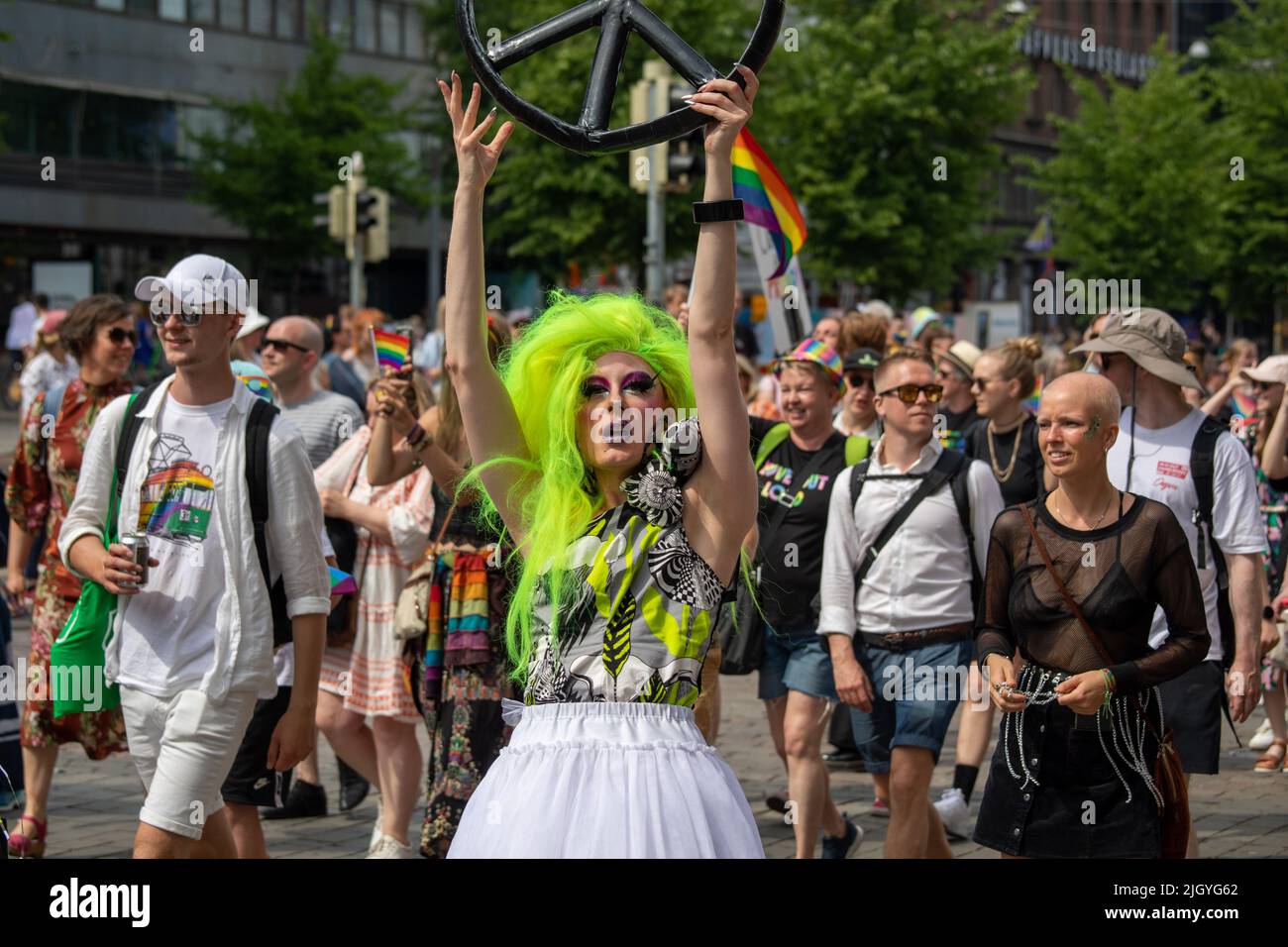 Glissez la reine avec le signe de la paix au défilé Helsinki Pride 2022 à Mannerheimintie, Helsinki, Finlande Banque D'Images