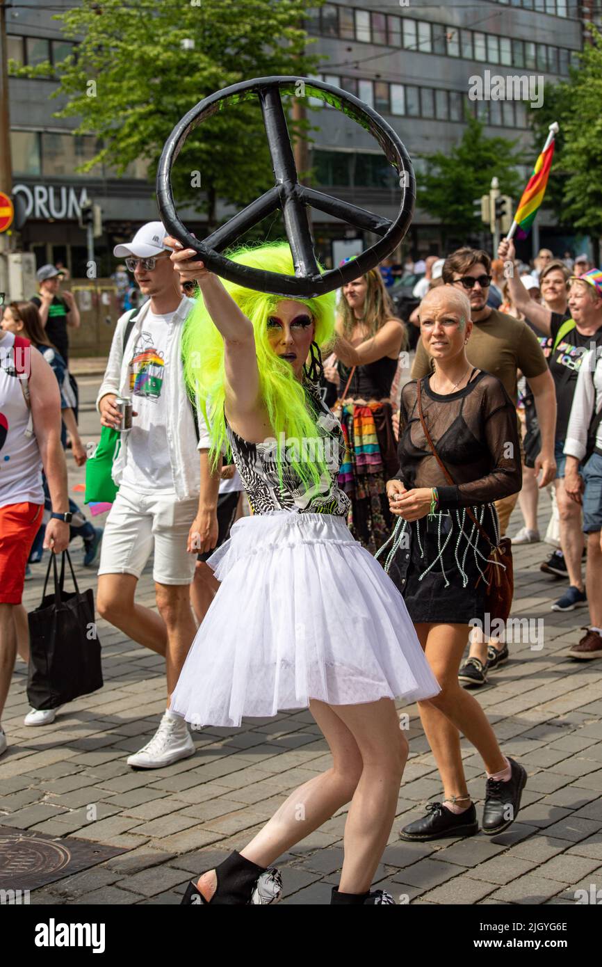 Drag queen tenant un grand signe de paix à la parade de la fierté d'Helsinki 2022 à Mannerheimintie, Helsinki, Finlande Banque D'Images