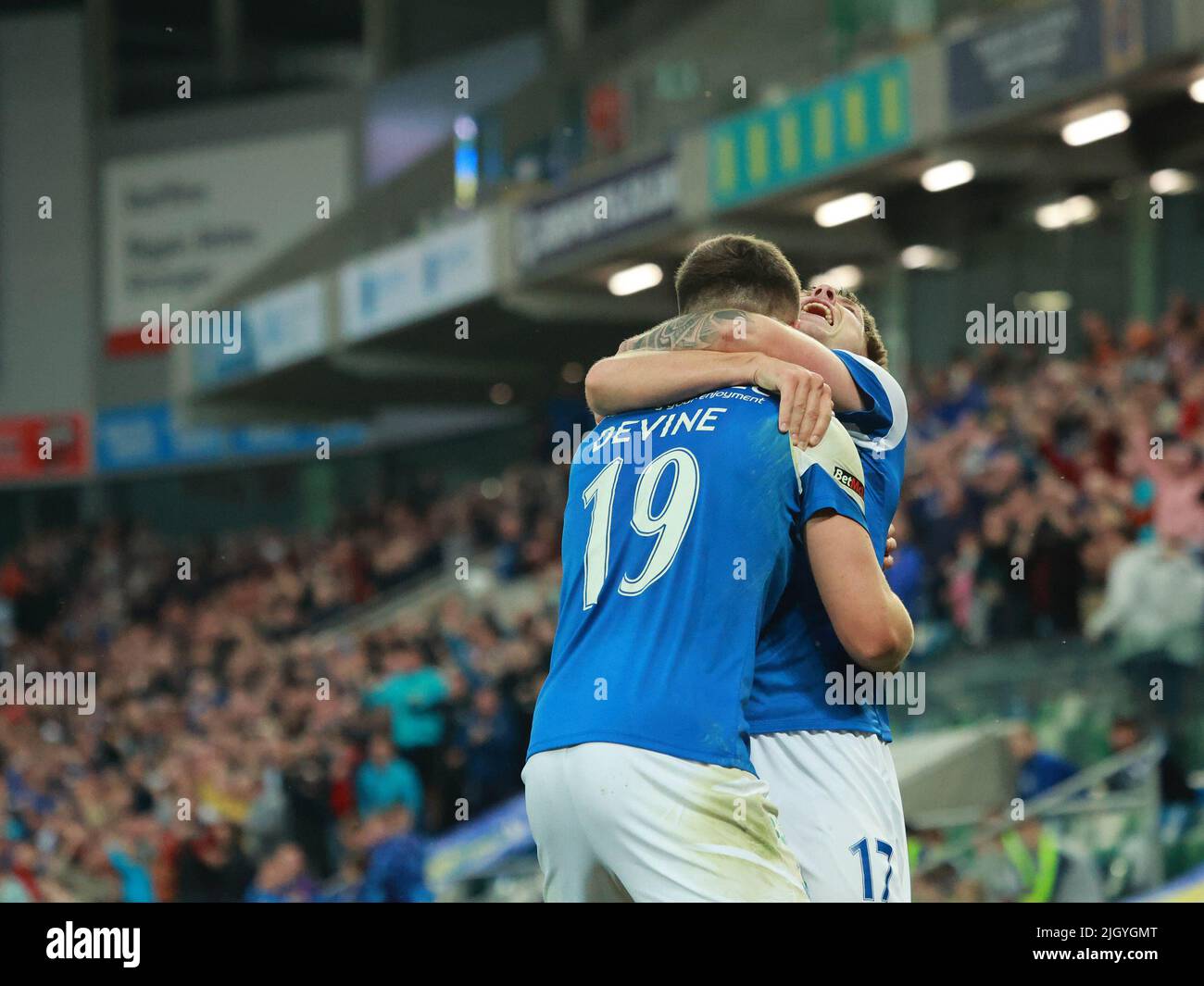 Windsor Park, Belfast, Irlande du Nord, Royaume-Uni. 13 juillet 2022. Première partie de qualification de la Ligue des champions de l'UEFA (deuxième partie) – Linfield contre TNS. Action du match de ce soir au parc Windsor (Linfield en bleu). Ethan Devine (19 marque le deuxième but de Linfield en temps supplémentaire. Crédit : CAZIMB/Alamy Live News. Banque D'Images