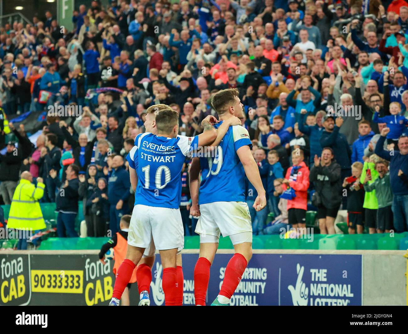 Windsor Park, Belfast, Irlande du Nord, Royaume-Uni. 13 juillet 2022. Première partie de qualification de la Ligue des champions de l'UEFA (deuxième partie) – Linfield contre TNS. Action du match de ce soir au parc Windsor (Linfield en bleu). Ethan Devine (19 marque le deuxième but de Linfield en temps supplémentaire. Crédit : CAZIMB/Alamy Live News. Banque D'Images