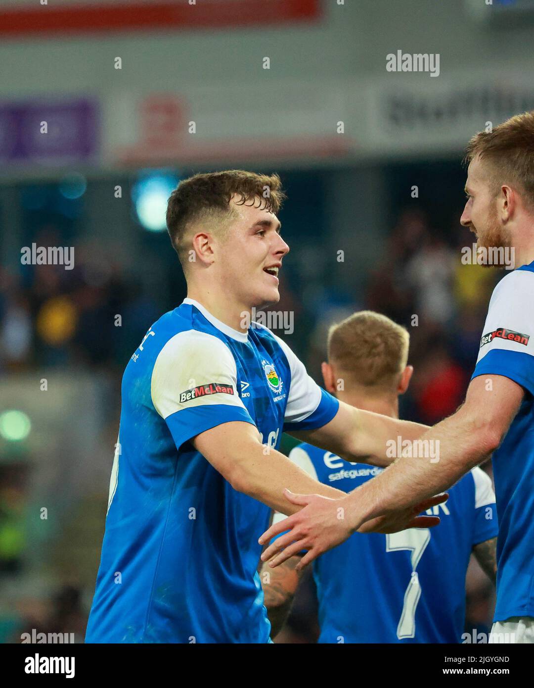 Windsor Park, Belfast, Irlande du Nord, Royaume-Uni. 13 juillet 2022. Première partie de qualification de la Ligue des champions de l'UEFA (deuxième partie) – Linfield contre TNS. Action du match de ce soir au parc Windsor (Linfield en bleu). Ethan Devine (19 marque le deuxième but de Linfield en temps supplémentaire. Crédit : CAZIMB/Alamy Live News. Banque D'Images