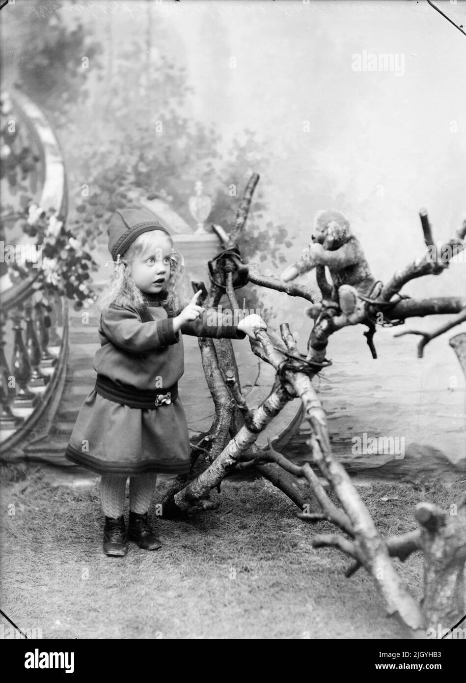 Fille en costume national », Östhammar, Uppland. Fille en costume national », Östhammar, Uppland Banque D'Images