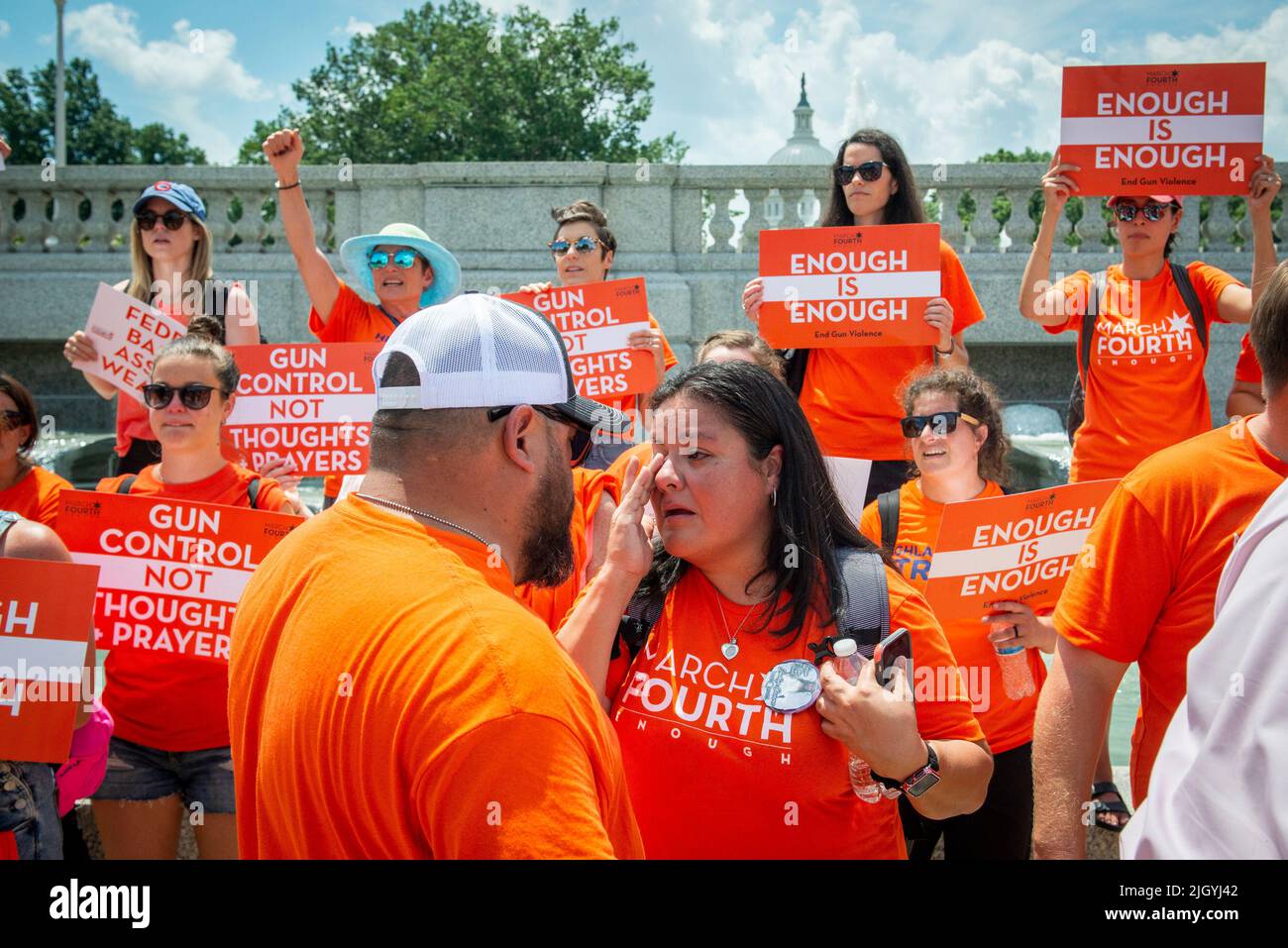 Les gens embrassent tout en se joignant à certaines des victimes et survivants des récentes fusillades de masse à Uvalde, Texas et Highland Park, Illinois, dans le quatrième rassemblement de mars, Et une courte marche vers le Lower Senate Park près du Capitole des États-Unis, appelant à des contrôles universels des antécédents pour les armes à feu et à une interdiction des armes d'assaut à Washington, DC, mercredi, 13 juillet 2022. Crédit : Rod Lamkey/CNP Banque D'Images