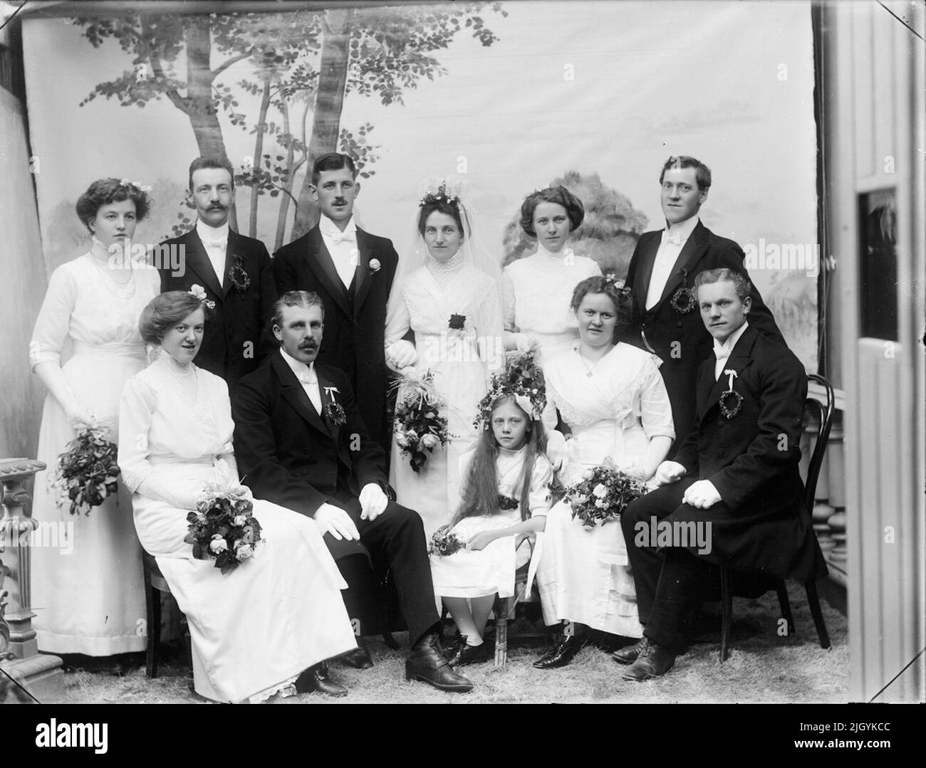 Couple de mariés avec des demoiselles d'honneur, des sternes et des marshals, Östhammar, Uppland. Couple de mariés avec Bridesmaids, Terns et Marshals, Östhammar, Uppland Banque D'Images