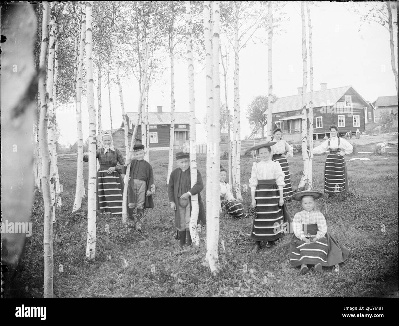 Femmes et enfants en costume national, vallées. Femmes et enfants en costume national, vallées Banque D'Images