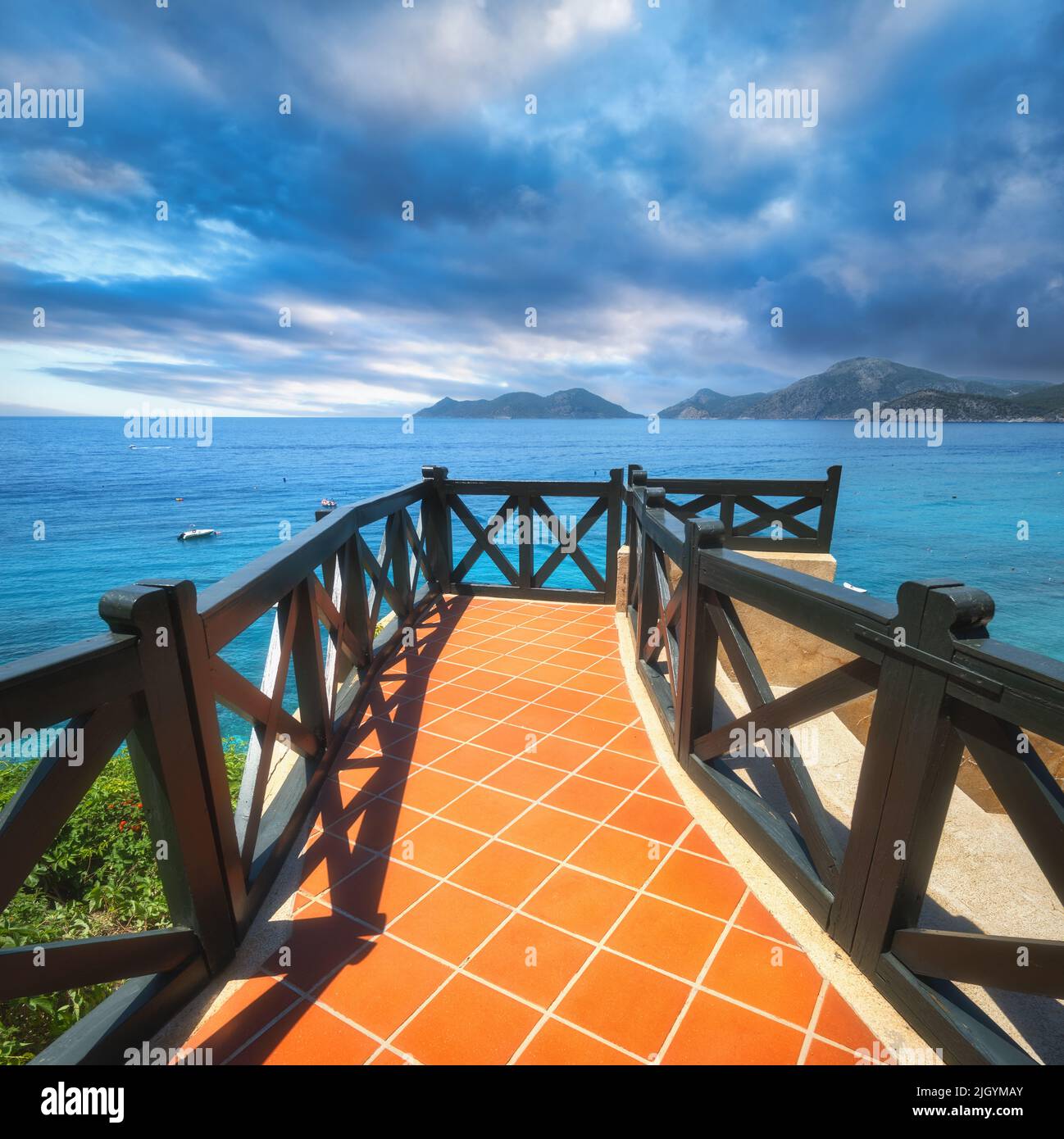 Belle vue depuis le balcon sur la mer bleue, les montagnes et le ciel nuageux Banque D'Images