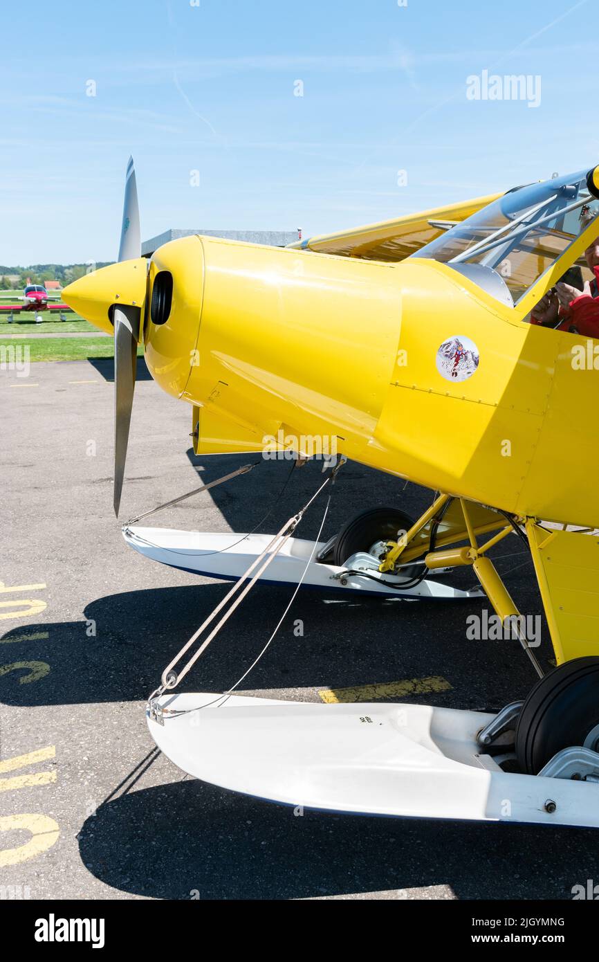 Lommis, Suisse, 11 mai 2022 Piper PA18-150 avion de propulsion Super Cub sur un petit aérodrome Banque D'Images