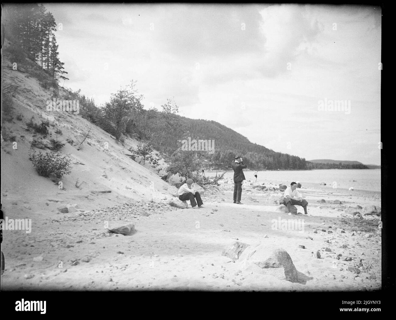 Trois hommes sur une plage, Suède. Trois hommes sur une plage, Suède Banque D'Images