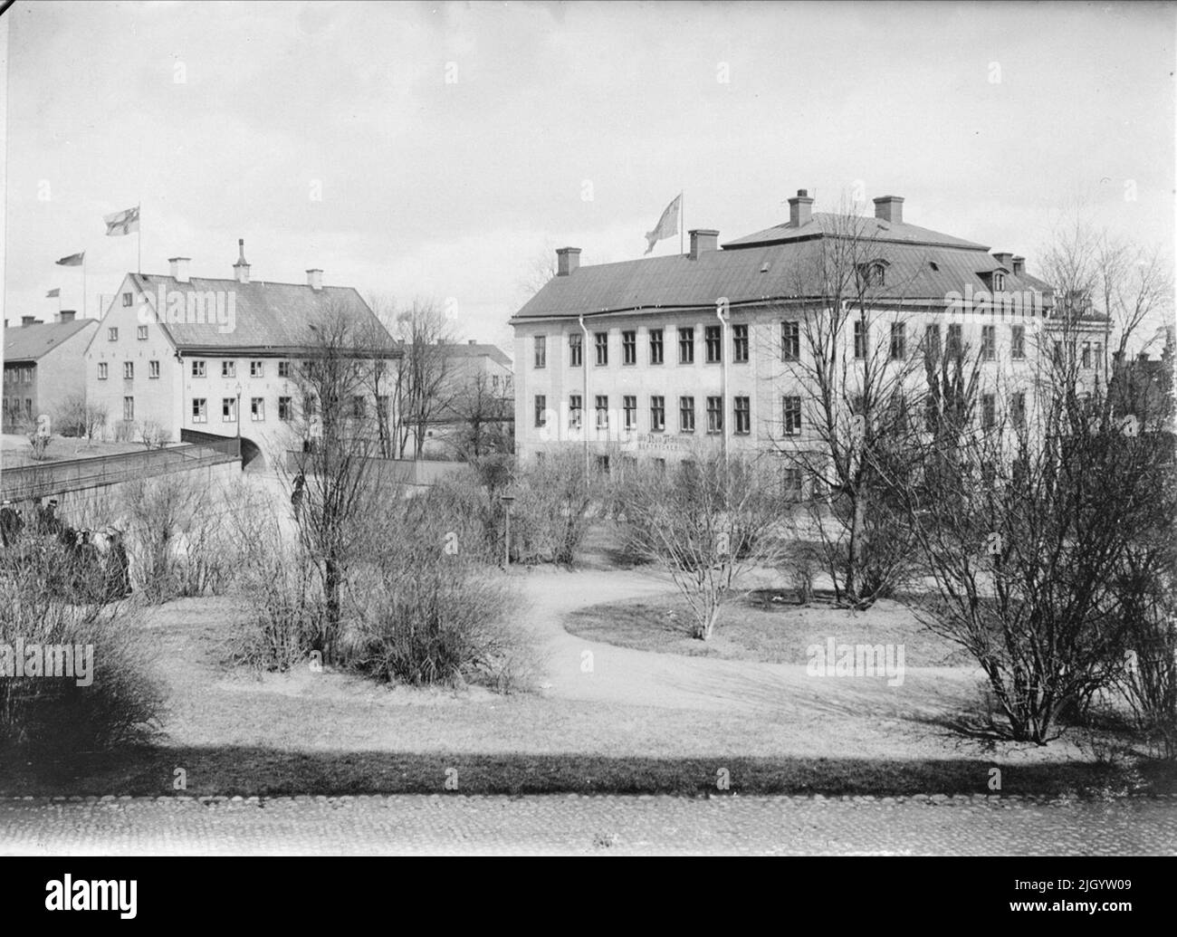 Riddartorget à Uppsala de l'ouest 1901 - 1902, avec la maison Oxenstiernska et Skyttenum. Entre 1884 et 1930, la maison Oxenstiernska abritait les locaux de la nation de Värmland, pour un temps aussi les locaux de la nation de Kalmar. Banque D'Images