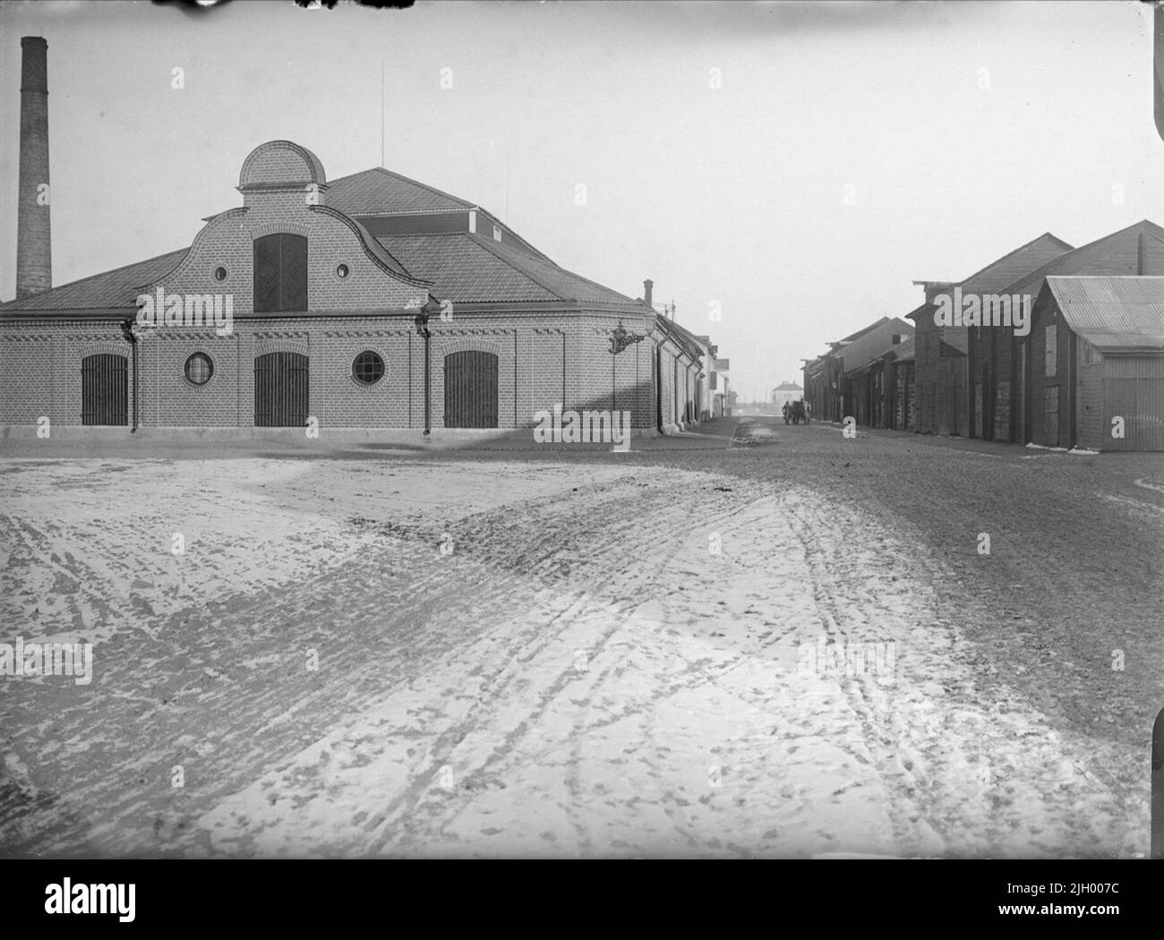 Strandbodgatan vers le nord-est du port avec le quartier Kolmagasin Strandbodarna, Kungsängen, Munin, Uppsala 1901 - 1902, de l'Administration du gaz. Strandbodgatan - Östra Ågatan, Uppsala. 'Strandbodgatan vers le nord-est du port. À gauche se trouve le magazine houille monumental de l'Administration du gaz et à droite, on a vu la plage, qui a donné le nom à la rue. Auparavant, les refuges se réunissaient en groupes le long de Östra Ågatan, dans le port. Ils ont été utilisés comme magazine par les marchands de la ville. ' D'Ola Ehn et Gunnar Elfström, au tournant du siècle Uppsala à Dahlgre Banque D'Images