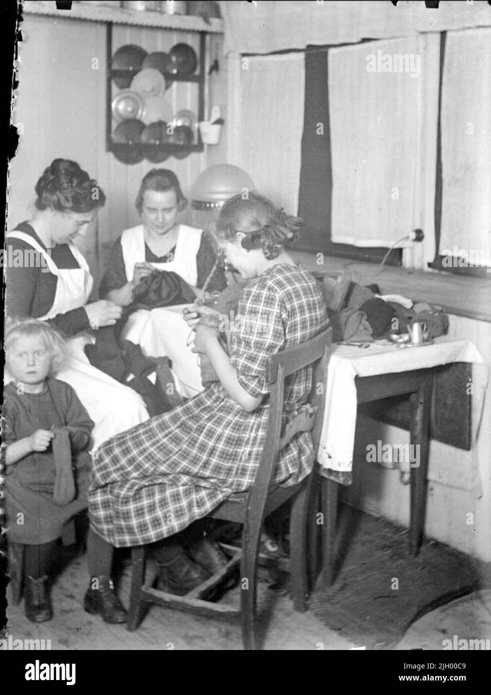 Chaussettes d'arrêt Alma et Gertrud Lundin, paroisse de Funbo, Uppland. Alma  et Gertrud Lundin Stop chaussettes, Funbo Parish, Uppland Photo Stock -  Alamy