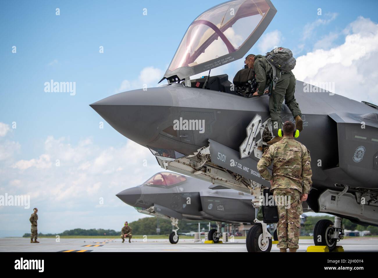 Le lieutenant-colonel Michael Emerson de la Force aérienne des États-Unis, commandant du 60th Escadron de chasse, 33rd escadre de combat, quitte un F-35A Lightning II après avoir atterri à la base de la Garde nationale aérienne du Vermont, South Burlington, Vermont, 12 juillet 2022. La 33rd Fighter Wing Wing utilise l'espace aérien de la Garde nationale de l'air du Vermont pour poursuivre des opérations de vol efficaces pendant les conditions météorologiques estivales dangereuses à la base aérienne d'Eglin, en Floride. (É.-U. Photo de la Garde nationale aérienne par le Sgt principal. Michael Davis) Banque D'Images