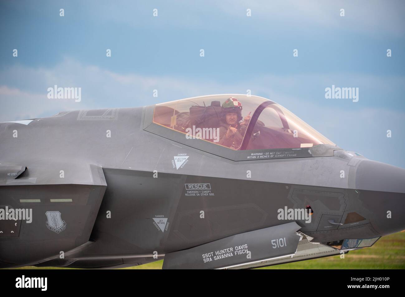 Le lieutenant-colonel Michael Emerson de la Force aérienne des États-Unis, commandant du 60th Escadron de chasse, 33rd escadre de combat, prend un taxi pour un F-35A Lightning II après avoir atterri à la base de la Garde nationale aérienne du Vermont, South Burlington (Vermont), 12 juillet 2022. La 33rd Fighter Wing Wing utilise l'espace aérien de la Garde nationale de l'air du Vermont pour poursuivre des opérations de vol efficaces pendant les conditions météorologiques estivales dangereuses à la base aérienne d'Eglin, en Floride. (É.-U. Photo de la Garde nationale aérienne par le Sgt principal. Michael Davis) Banque D'Images