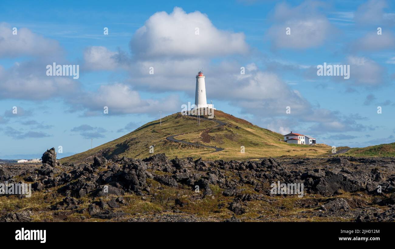 Le premier phare d'Islande a été construit sur Valahnúkur à Reykjanes en l'an 1878. En 1905, les tremblements de terre et les vagues avaient endommagé Valahnúkur tant de tha Banque D'Images