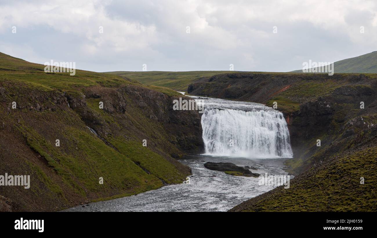 Þórufoss est une chute d'eau de 18 m (62 pi) de hauteur qui se trouve à l'est du lac Þingvallavatn. La chute d'eau constitue une partie de la rivière Laxá í Kjós qui est à 25 km (16 mi) Banque D'Images