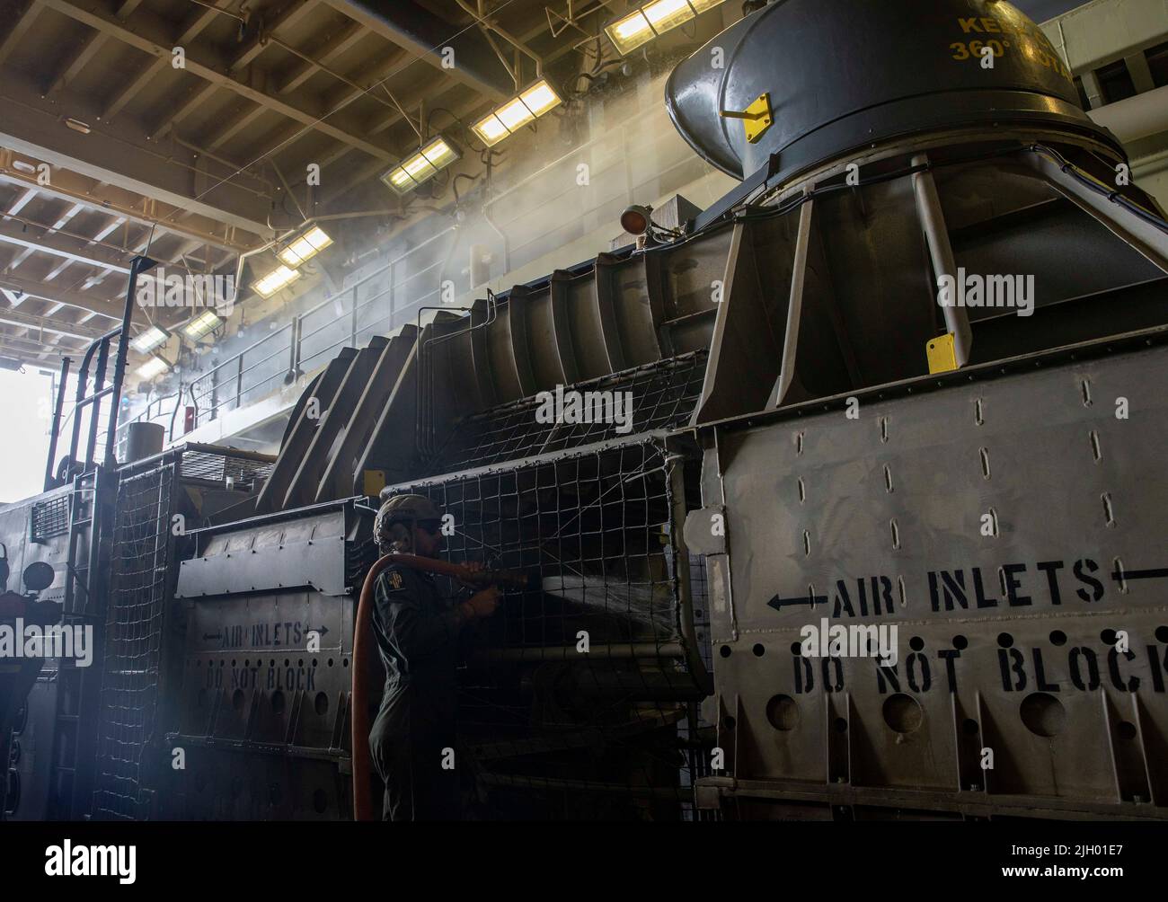 220708-N-XK047-1296 OCÉAN PACIFIQUE (8 juillet 2022) – compagnon de bateau d'aviation (manutention) 1st la classe Mike Strobel pulvérise de l'eau douce dans la structure d'un embarcation, coussin d'air (LCAC) affecté à l'unité d'embarcation d'assaut (ACU) 5 à bord du navire d'assaut amphibie USS Makin Island (LHD 8), 8 juillet. Des lavages en eau douce sont nécessaires pour prévenir la corrosion sur l'engin. (É.-U. Navy photo by Mass communication Specialist 3rd Class Eloise A. Johnson) Banque D'Images