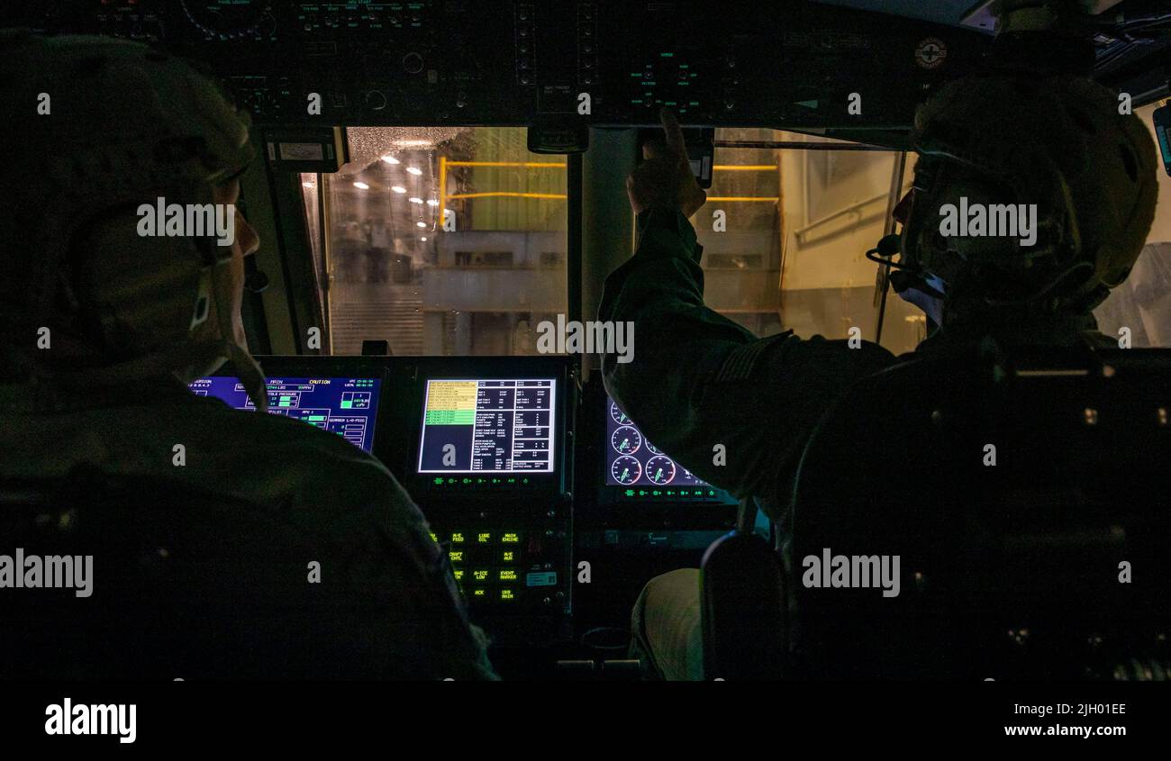 220708-N-XK047-1032 OCÉAN PACIFIQUE (8 juillet 2022) – Aviation Electrician’s Mate 1st classe Trent Warren, ingénieur, Et Matt Smart, technicien principal en chef du système de turbine à gaz, artisan, quitte le pont d'un engin d'atterrissage, coussin d'air (LCAC) affecté à l'unité d'embarcation d'assaut (ACU) 5 à bord du navire d'assaut amphibie USS Makin Island (LHD 8), 8 juillet. L'île de Makin est conçue pour faire campagne sur une force amphibie intégrée qui peut soutenir les commandants opérationnels du monde entier avec des capacités de frappe et d'amphibie. L'île de Makin est actuellement en cours d'opérations de routine dans la fuite des États-Unis en 3rd Banque D'Images