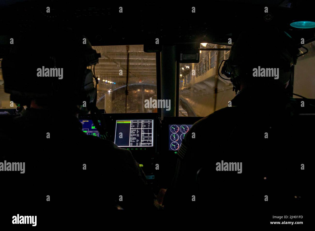 220708-N-XK047-1236 OCÉAN PACIFIQUE (8 juillet 2022) – Aviation Electrician’s Mate 1st classe Trent Warren, ingénieur, Et Matt Smart, technicien principal en chef des systèmes de turbines à gaz, artisan, entre dans le pont de puits du navire d'assaut amphibie USS Makin Island (LHD 8) d'un embarcation, coussin d'air (LPAC) affecté à l'unité d'embarcation d'assaut (ACU) 5, 8 juillet. L'île de Makin est conçue pour faire campagne sur une force amphibie intégrée qui peut soutenir les commandants opérationnels du monde entier avec des capacités de frappe et d'amphibie. L'île Makin est actuellement en cours d'exécution des opérations de routine dans la flotte américaine 3rd. Banque D'Images