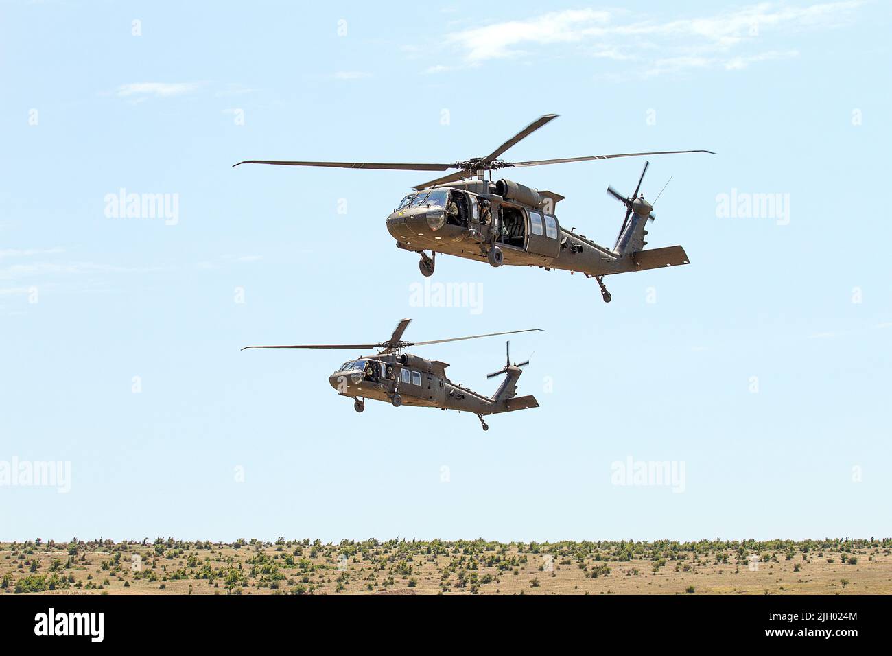 AIRE D'ENTRAÎNEMENT DE BABADAG, Roumanie-- UH-60 les faucons noirs affectés à 3-227 têtes de vol de l'AHB pendant la formation de récupération du personnel avec l'aile aérienne expéditionnaire du Royaume-Uni 140th, 12 juillet 2022. Une formation régulière en matière d'interopérabilité avec les partenaires et alliés de l'OTAN renforce la confiance et la capacité de dissuasion et de défense. (É.-U. Photo de l'armée par le capitaine Taylor Criswell) Banque D'Images