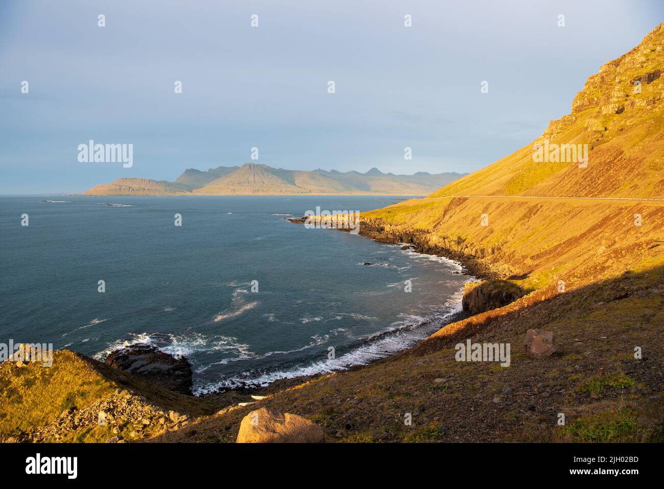 En début de matinée, regardez le périphérique islandais et la côte près de la vue panoramique de Breiðdalsvík Banque D'Images