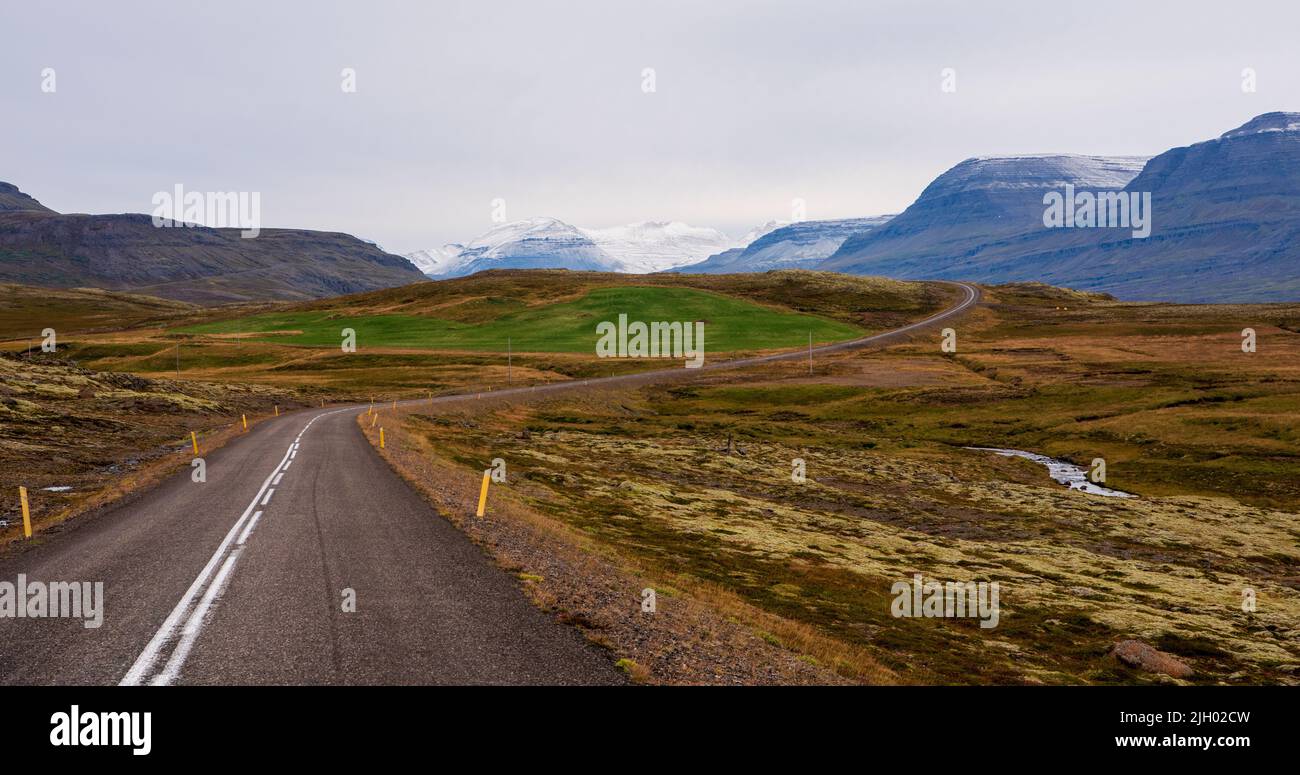 Vattarnesvegur, Islande route 955, avant qu'elle ne se transforme en route de gravier. Banque D'Images