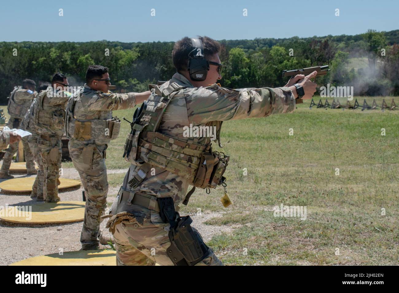 L'équipe représentant le bataillon de 93D MP a lancé un tir de M9s lors d'un défi de qualification et d'entraînement des forces de l'ordre, 25 mai. Banque D'Images