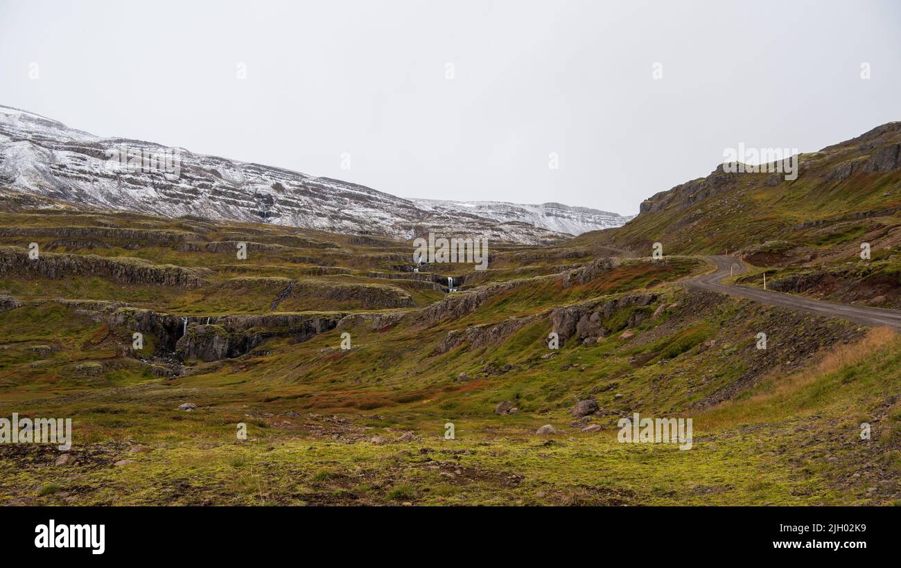 Monter dans le col de montagne sur Mjóafjarðarvegur, Islande route 953 de Mjóifjörður vers Mjóafjarðarheiði Banque D'Images